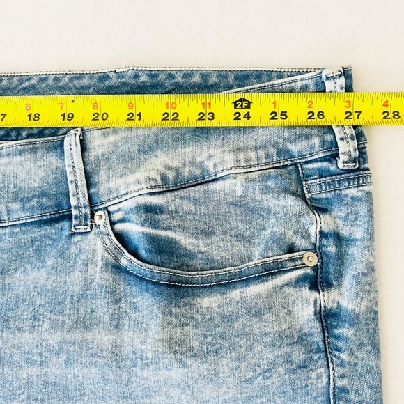 NWOT Torrid Women's Super Soft Denim Jegging Size 30S Light Wash Stretch Raw Hem - Picture 9 of 12